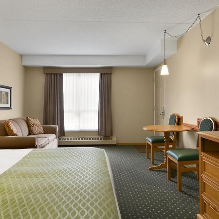 Colonial Square Inn & Suites Saskatoon Zewnętrze zdjęcie