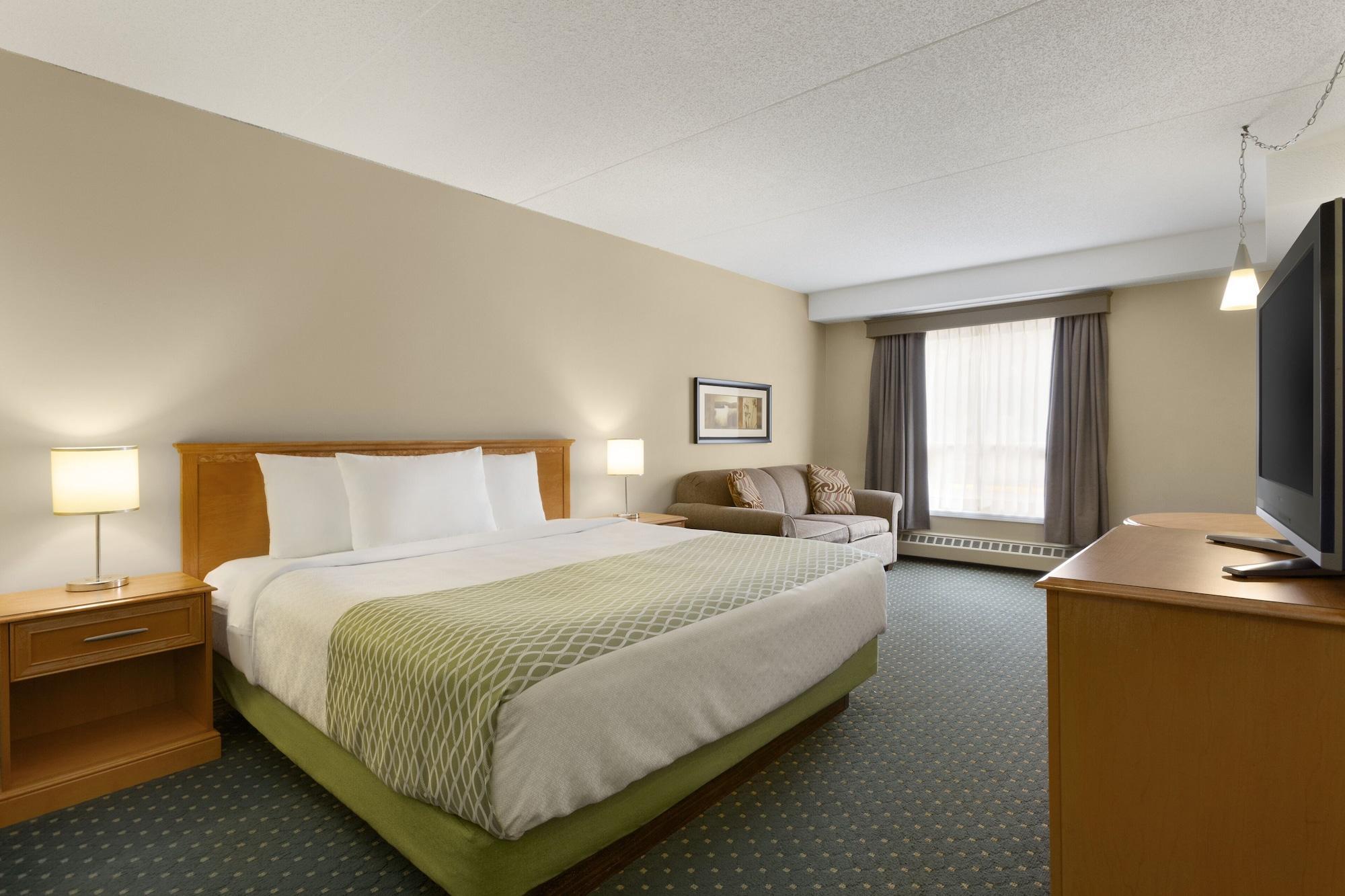 Colonial Square Inn & Suites Saskatoon Zewnętrze zdjęcie