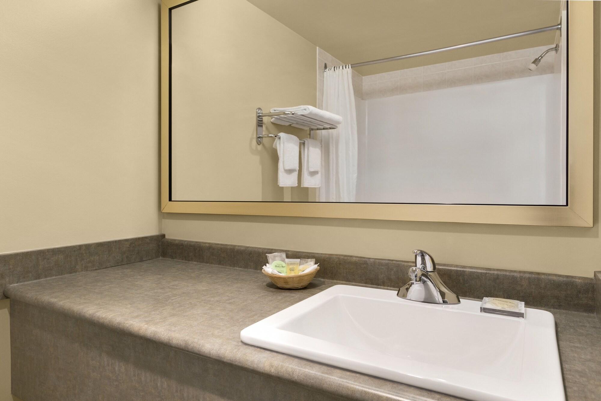 Colonial Square Inn & Suites Saskatoon Zewnętrze zdjęcie