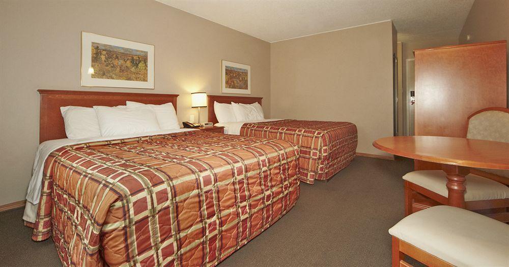Colonial Square Inn & Suites Saskatoon Zewnętrze zdjęcie