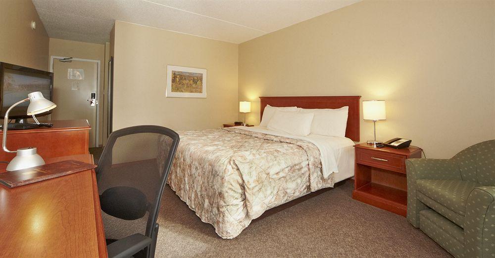 Colonial Square Inn & Suites Saskatoon Zewnętrze zdjęcie
