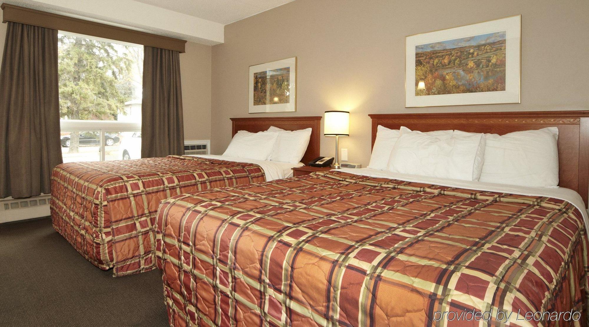 Colonial Square Inn & Suites Saskatoon Zewnętrze zdjęcie