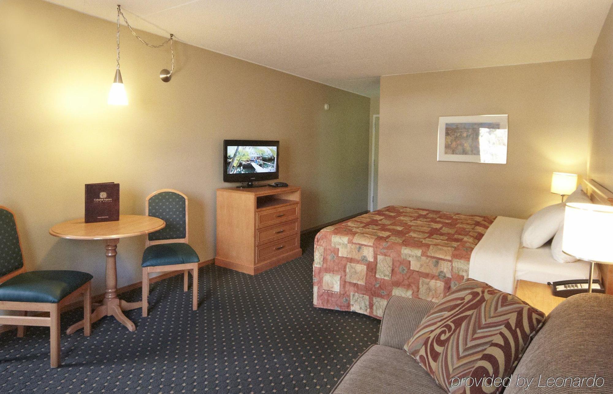Colonial Square Inn & Suites Saskatoon Zewnętrze zdjęcie