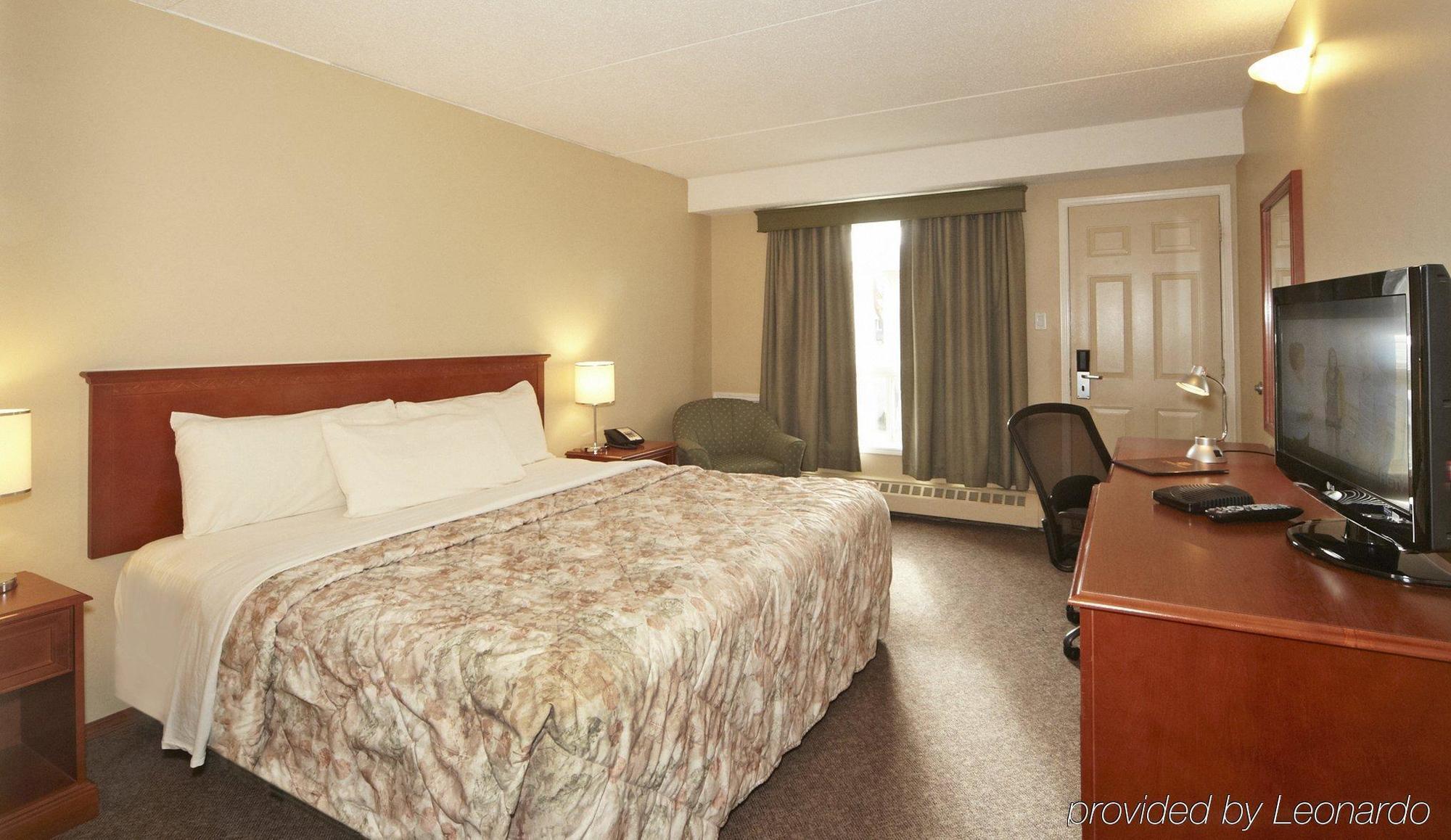 Colonial Square Inn & Suites Saskatoon Zewnętrze zdjęcie