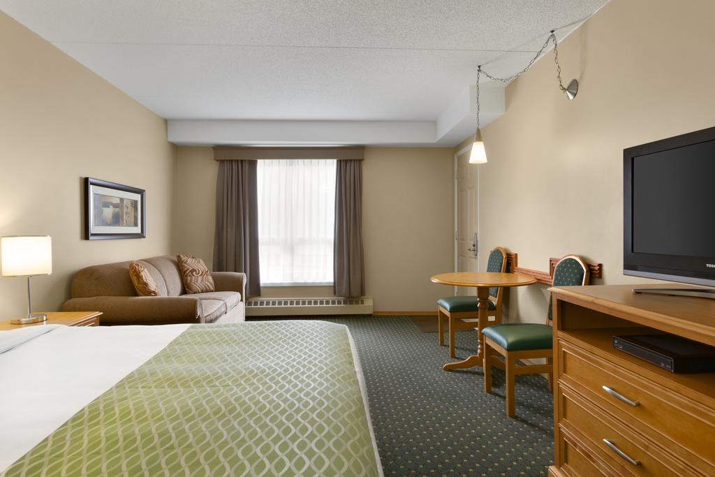Colonial Square Inn & Suites Saskatoon Zewnętrze zdjęcie