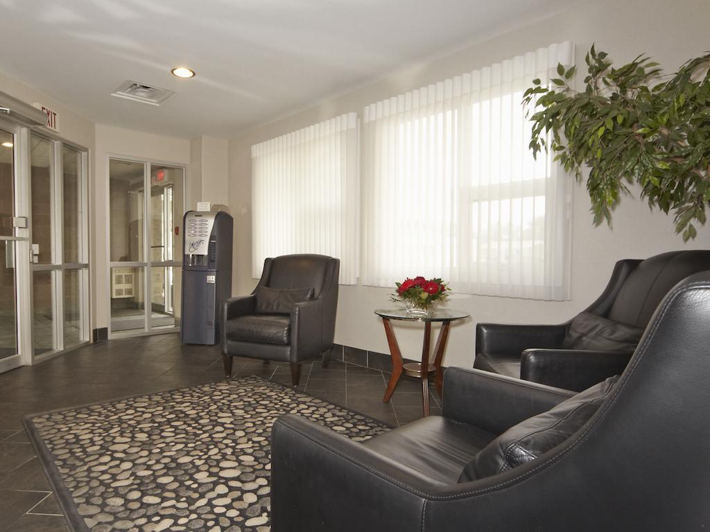 Colonial Square Inn & Suites Saskatoon Zewnętrze zdjęcie
