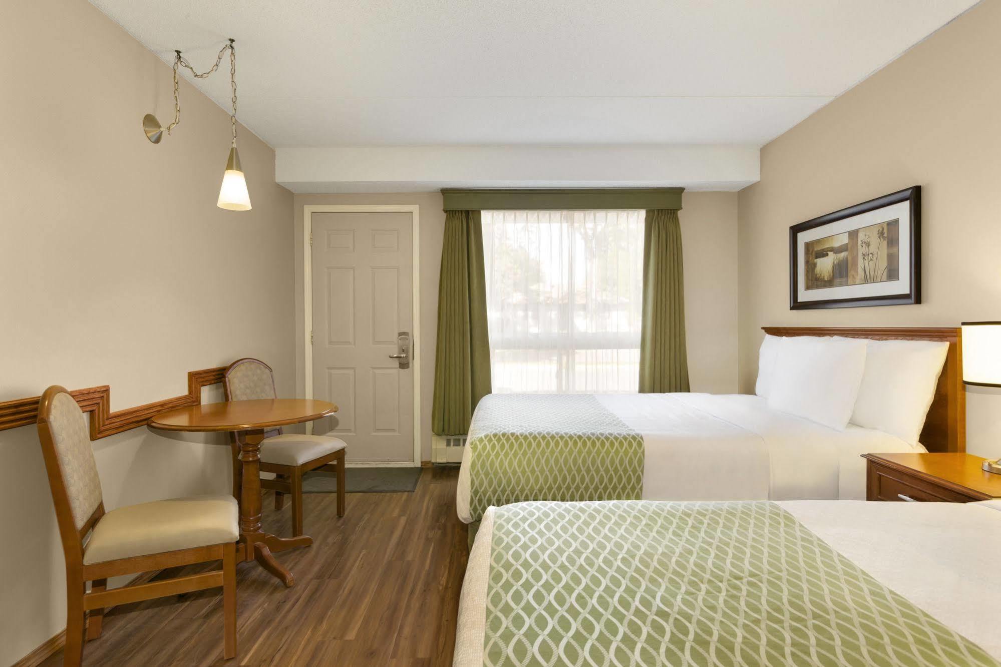 Colonial Square Inn & Suites Saskatoon Zewnętrze zdjęcie