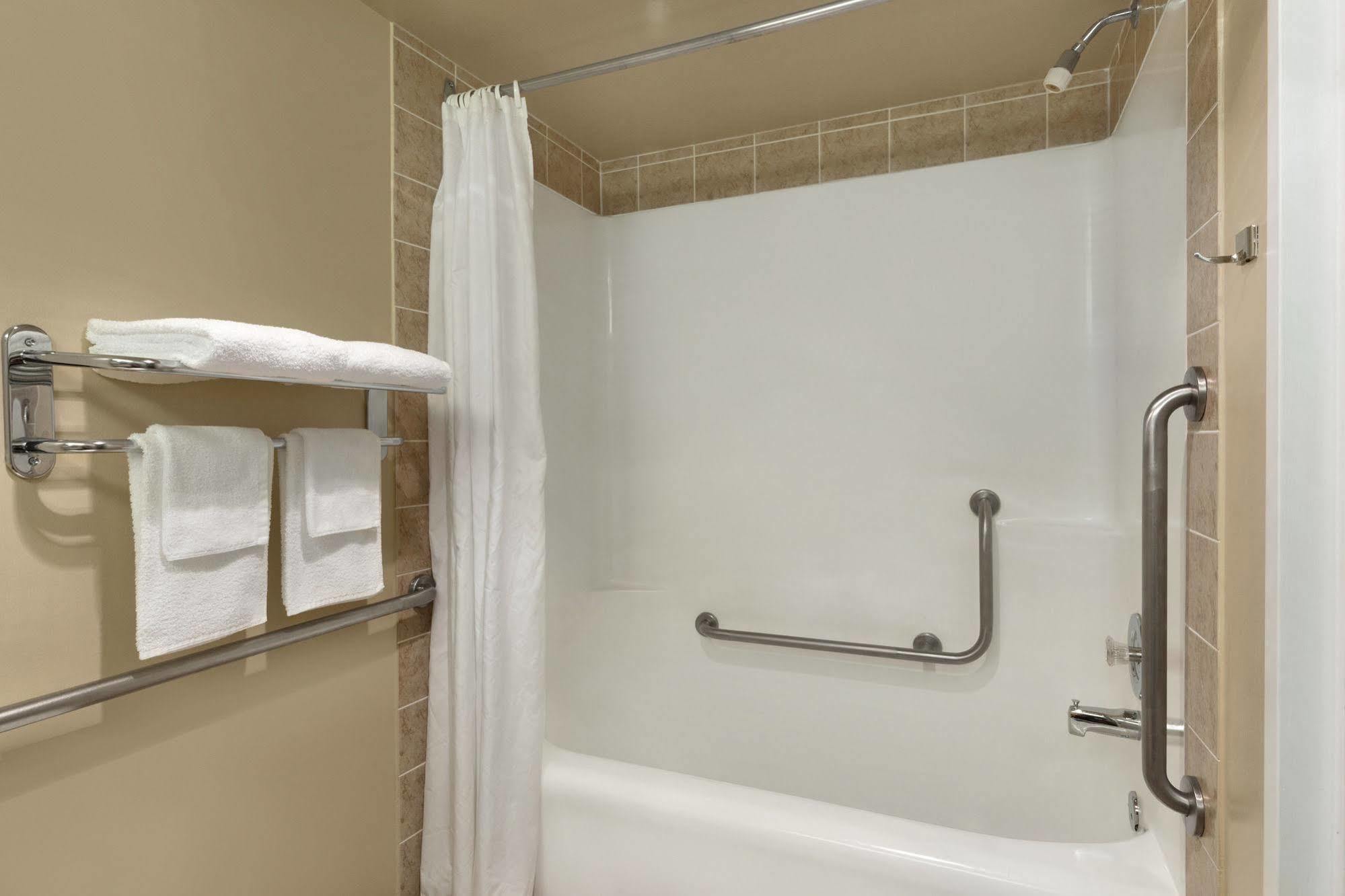 Colonial Square Inn & Suites Saskatoon Zewnętrze zdjęcie